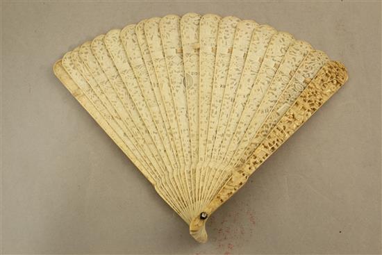 A Chinese export ivory brise fan, 19th century, 19cm.